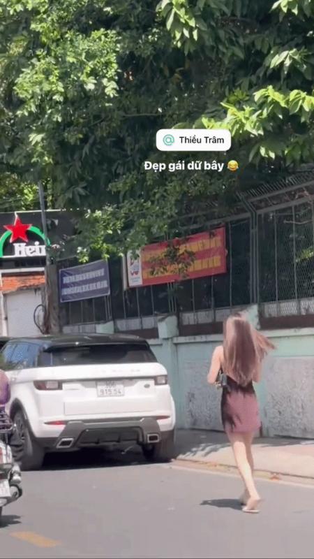 Mỹ nhân quay lưng bước đi để lộ suối tóc dưới nắng, netizen khen hết lời- Ảnh 1.