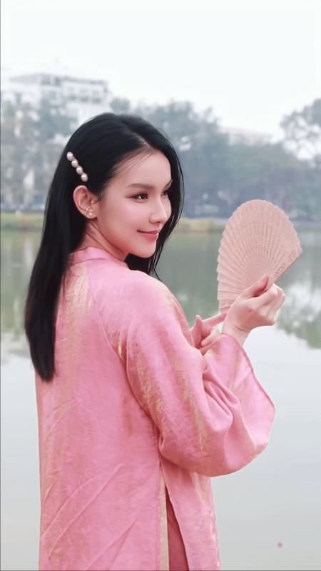 Netizen khen nức nở 1 Hoa hậu Hoàn vũ 18 năm không già, mặc áo dài trông như gái đôi mươi- Ảnh 2.