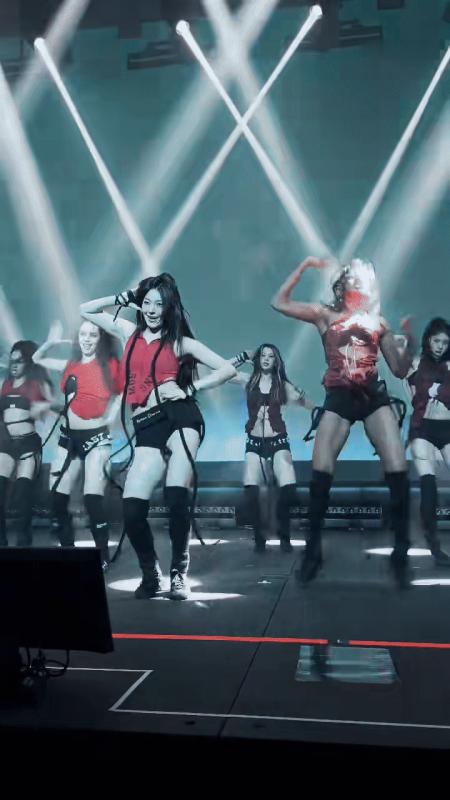 Mỹ nhân trẻ tuổi nhất Kbiz được đề đề cử tại Grammy: 7 giây xuất hiện cũng đủ viral khắp cõi mạng- Ảnh 6.
