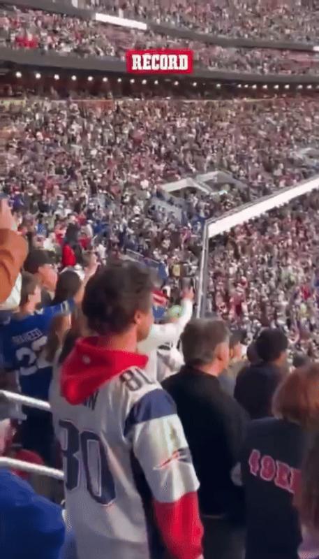 Sự thật về màn trình diễn lịch sử tại Super Bowl: Khán giả đứng đực như tượng, 70 nghìn người không tiếng hò reo- Ảnh 4.