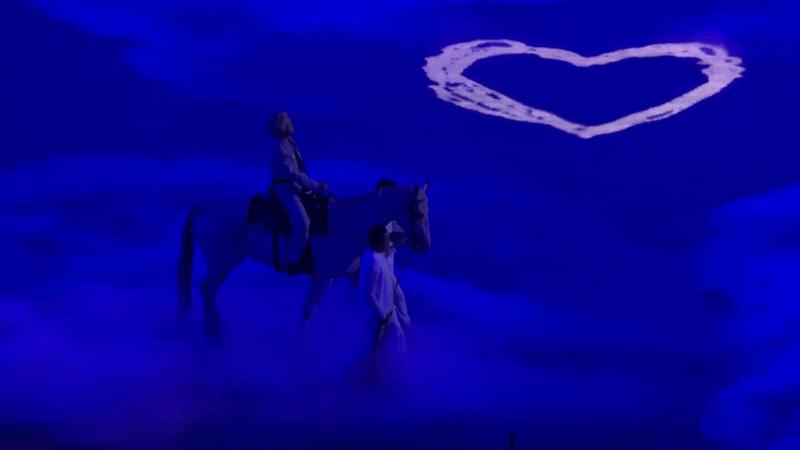 Concert không sân khấu đầu tiên của showbiz: "Cậu bé vàng" cưỡi ngựa đẹp như cổ tích, thua bạch mã hoàng tử đúng cái tên- Ảnh 4.