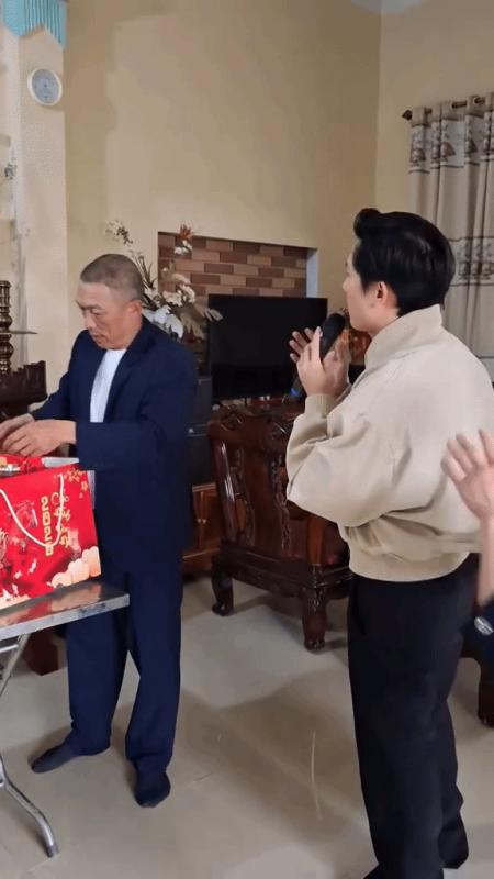 Ca sĩ đón xuân lên trang Thông tin Chính Phủ: Hát cả năm Tết vẫn hát, giữ chuỗi “nghỉ lễ lâu nhất Việt Nam”- Ảnh 2.