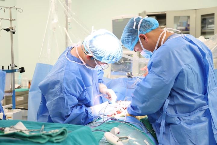 Phòng mổ Bệnh viện 108 sáng đèn ngày 27 Tết, ghép gan cứu người- Ảnh 1.