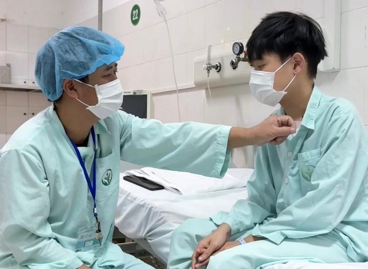 Cậu học trò mang trái tim ghép trở lại lớp học sau ba năm giành giật sự sống- Ảnh 2.