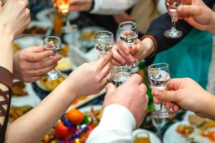 Tại sao ăn lót dạ mới là 'cách giải rượu' hiệu quả nhất?- Ảnh 1.