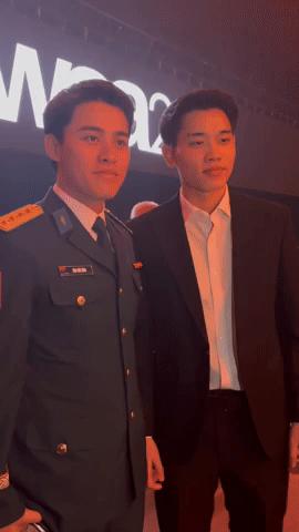 Gấp đôi visual: Đại uý Đào Văn Bình xin chụp ảnh cùng Đình Bắc, hotboy U23 Việt Nam cực hút fan tại WeChoice Awards 2025- Ảnh 1.