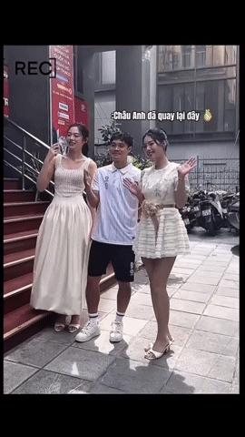 Hot lại ảnh Văn Toàn bẽn lẽn bên 2 Á hậu, bảo sao vẫn độc thân, mong tết đừng ai hỏi bao giờ lấy vợ- Ảnh 4.