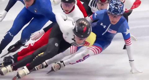 Kinh hoàng Olympic: VĐV bị giày của đối thủ cứa vào mắt, buộc nằm cáng rời sân- Ảnh 1.