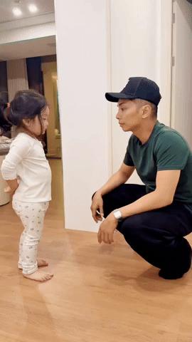 Đừng nhìn Lisa nhà Khánh Thi - Phan Hiển xinh yêu như búp bê mà nhầm, cô nhóc bị phạt vì bắt nạt anh trai đây này!- Ảnh 3.
