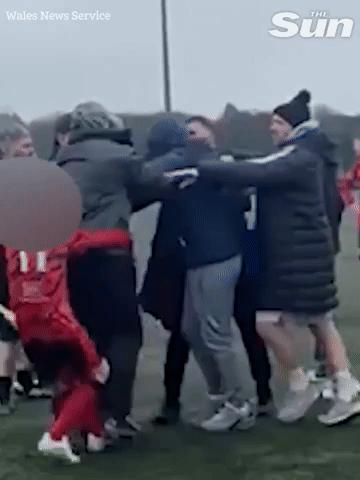 1 triệu người phẫn nộ vì video gây sốc: Cha mẹ lao vào đấm nhau tại trận bóng đá U14, các con phải vào can- Ảnh 1.