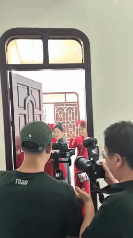 MC Huyền Trang Mù Tạt bị chê “thừa năng lượng” vì loạt hành động trong đám cưới với tuyển thủ Đức Huy- Ảnh 1.