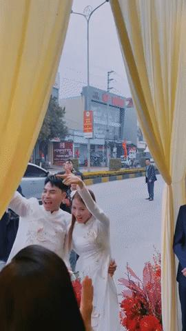 MC Huyền Trang Mù Tạt bị chê “thừa năng lượng” vì loạt hành động trong đám cưới với tuyển thủ Đức Huy- Ảnh 5.