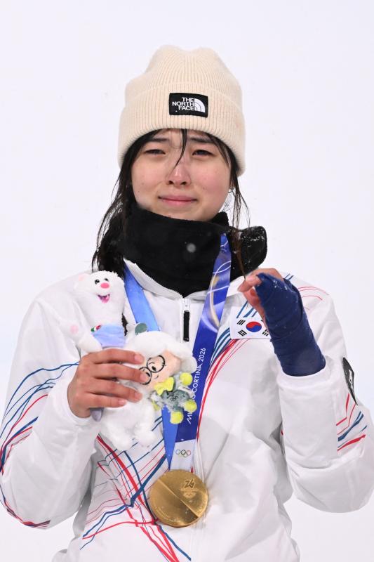 Drama Olympic: Thót tim khoảnh khắc nữ thần 17 tuổi nằm bất động sau cú ngã cực mạnh, cú twist sau đó mới "đủ wow"- Ảnh 1.
