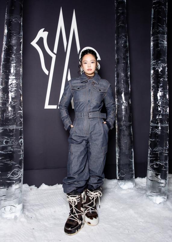 Fashion show giữa núi tuyết khiến dàn sao phải “liều mình” trong đêm tối, Jennie bị lu mờ trước cảnh đẹp có một không hai- Ảnh 5.