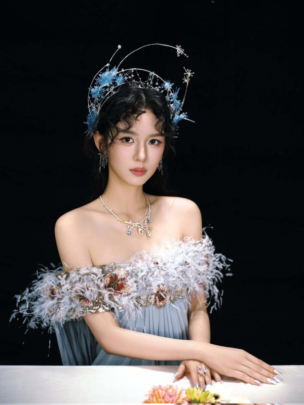 Mỹ nhân đẹp chấn động thế gian lộng lẫy trên thảm đỏ, tới set đồ Dior lên nhận giải lại khiến fan "phát cộc"- Ảnh 2.