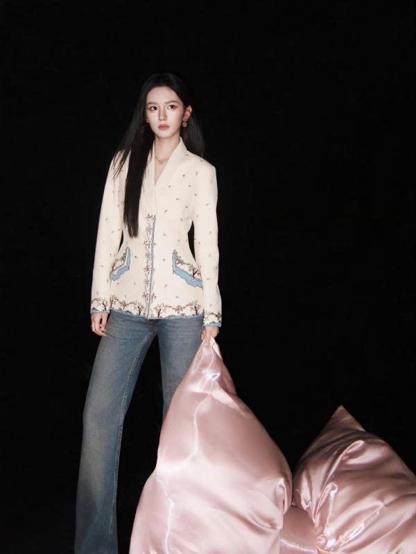 Mỹ nhân đẹp chấn động thế gian lộng lẫy trên thảm đỏ, tới set đồ Dior lên nhận giải lại khiến fan "phát cộc"- Ảnh 6.