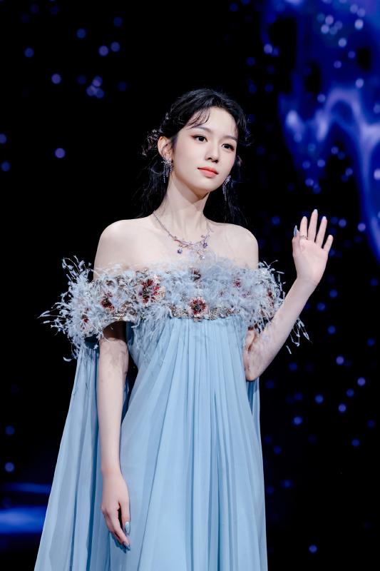 Mỹ nhân đẹp chấn động thế gian lộng lẫy trên thảm đỏ, tới set đồ Dior lên nhận giải lại khiến fan "phát cộc"- Ảnh 1.