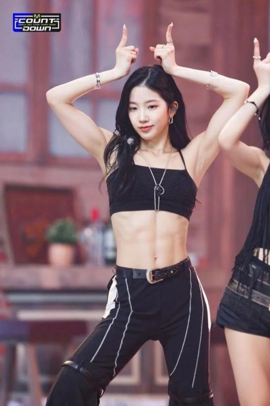 Bài tập 7 phút làm nên cơ bụng đỉnh chóp của "thiên nga Kpop"- Ảnh 2.