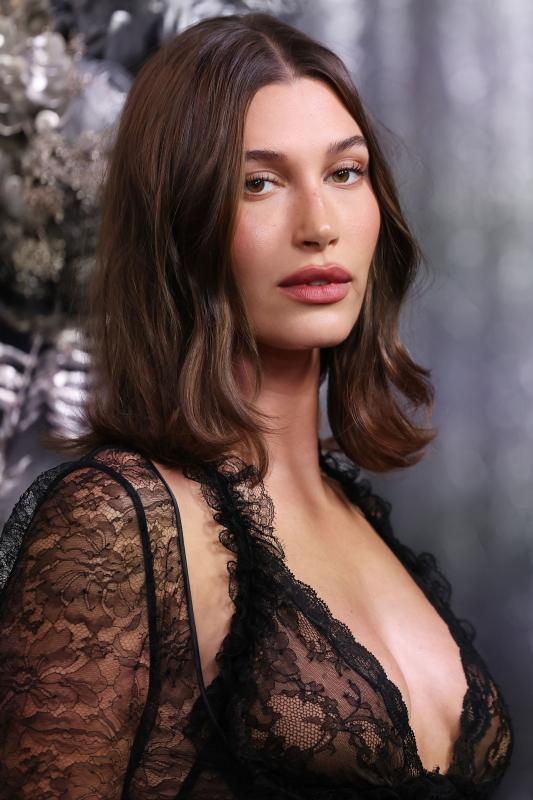 Hailey Bieber khiến MXH chao đảo chỉ với 1 bộ đồ ren: Hở toàn diện nhưng bình luận lạ lắm!- Ảnh 4.