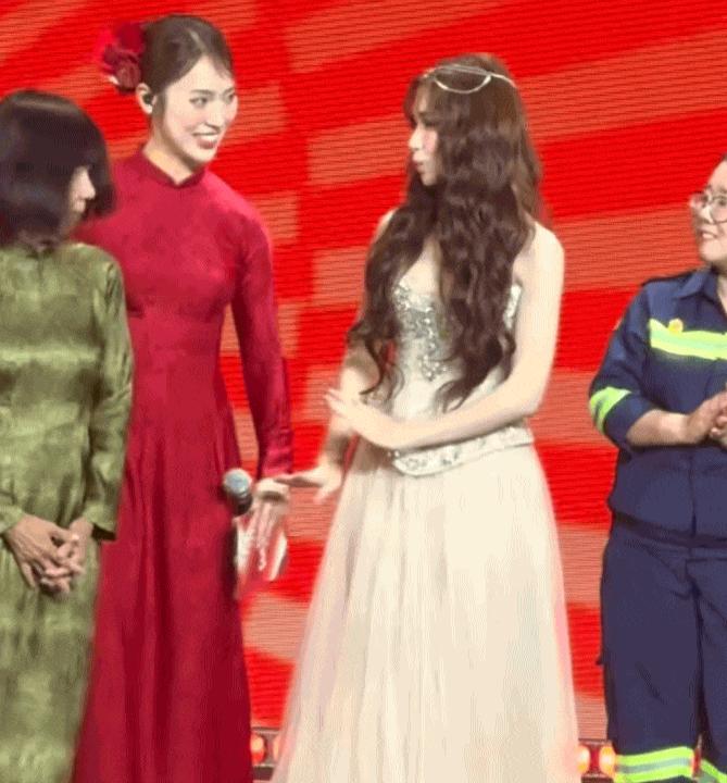 Hành động tinh tế của Hòa Minzy khi được vinh danh Top 21 đề cử Nhân vật truyền cảm hứng tại WeChoice Awards 2025- Ảnh 2.