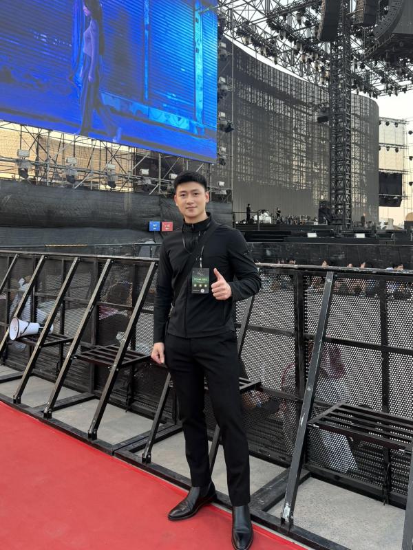 Người đàn ông được tìm kiếm nhiều nhất trong fan concert Hòa Minzy- Ảnh 6.