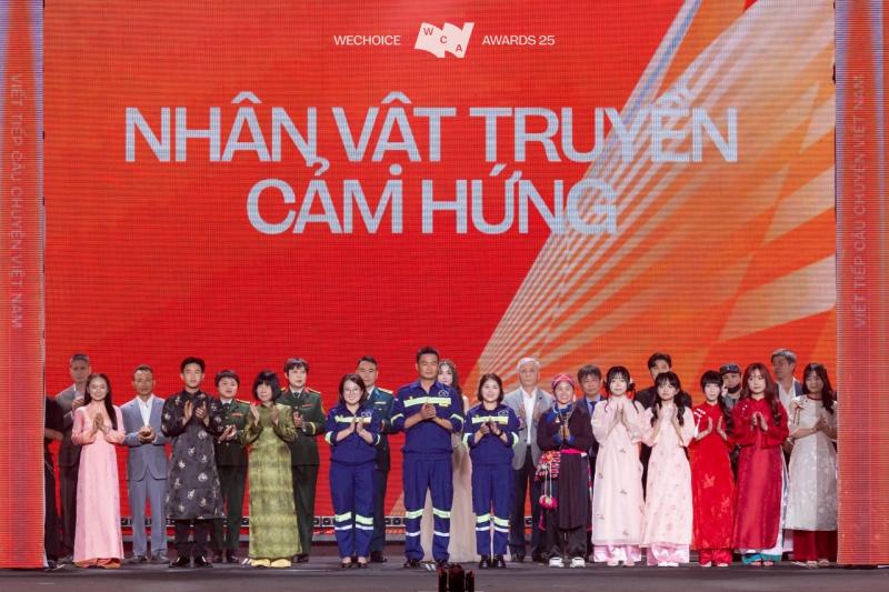 Hành động tinh tế của Hòa Minzy khi được vinh danh Top 21 đề cử Nhân vật truyền cảm hứng tại WeChoice Awards 2025- Ảnh 1.