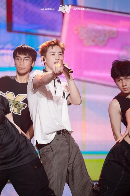 BigDaddy - Đức Phúc xuất hiện là thấy “cháy”, CONGB - Vương Bình "đẹp phát sáng” trong buổi tổng duyệt WeChoice Awards 2025- Ảnh 6.