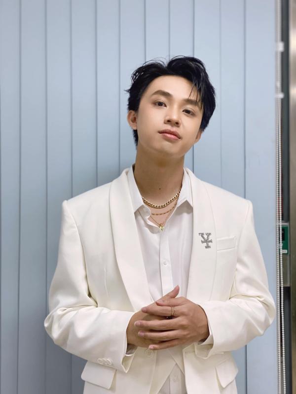 Nam rapper bước ra từ Rap Việt “chạy show” tất bật cuối năm, visual sáng bừng chiếm spotlight- Ảnh 8.