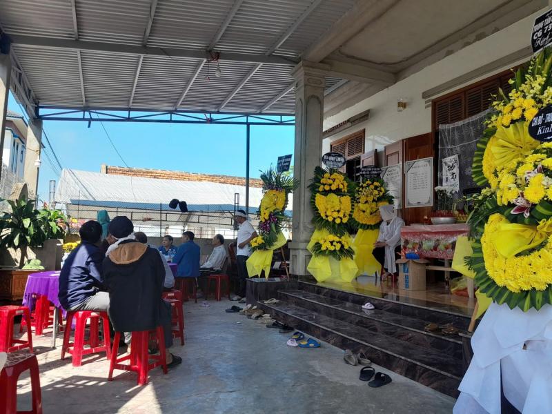 Liên tiếp tai nạn thương tâm khi trang trí Tết- Ảnh 1.