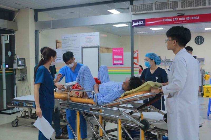 Hơn 100 ca cấp cứu do pháo nổ trong 24 giờ, bệnh viện lớn ‘căng mình’ trực chiến- Ảnh 1.