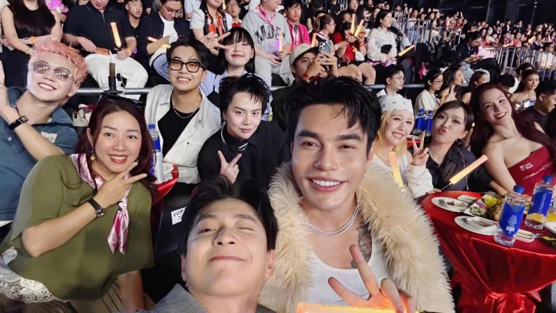 Dàn sao tại fan concert Hòa Minzy: Thúy Ngân khác lạ, Trường Giang tự tay làm 1 việc trong hậu trường- Ảnh 4.