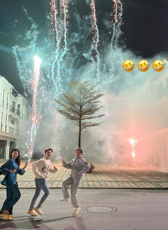 Hoà Minzy đón tết muộn cùng Doãn Hải My - Văn Hậu tại khu biệt thự sang chảnh, đốt pháo hoa tưng bừng- Ảnh 1. Hoà Minzy đón tết muộn cùng Doãn Hải My - Văn Hậu tại khu biệt thự sang chảnh, đốt pháo hoa tưng bừng- Ảnh 1.