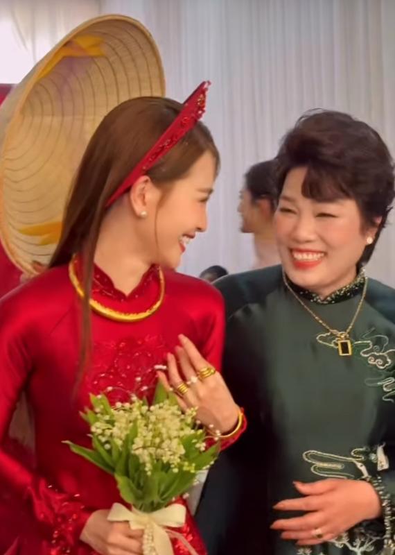 MC Huyền Trang vàng đeo trĩu tay nặng cổ ngày ăn hỏi Đức Huy, màn tương tác mẹ chồng nàng dâu mới gây chú ý- Ảnh 4.