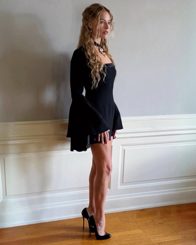 Barbie đời thực cũng khổ như búp bê: Nhìn bàn chân dị dạng vì giày cao gót mà đau dùm- Ảnh 1.