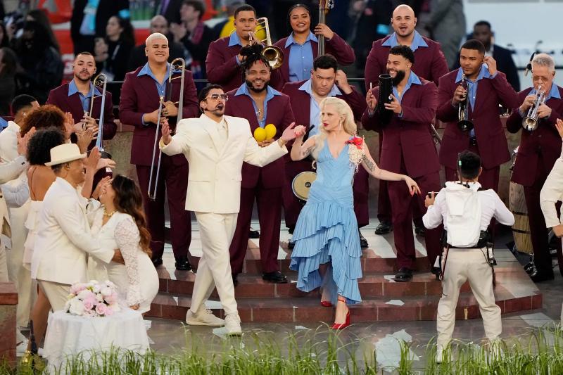 Lần đầu tiên Zara được mặc trên sân khấu gây sốt Super Bowl, con số 64 trên áo ca sĩ gây tò mò- Ảnh 4.