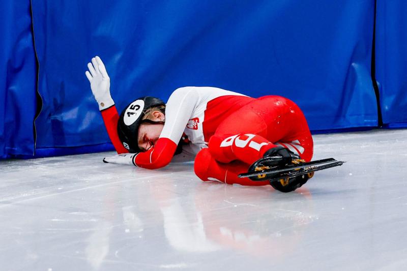 Kinh hoàng Olympic: VĐV bị giày của đối thủ cứa vào mắt, buộc nằm cáng rời sân- Ảnh 4.