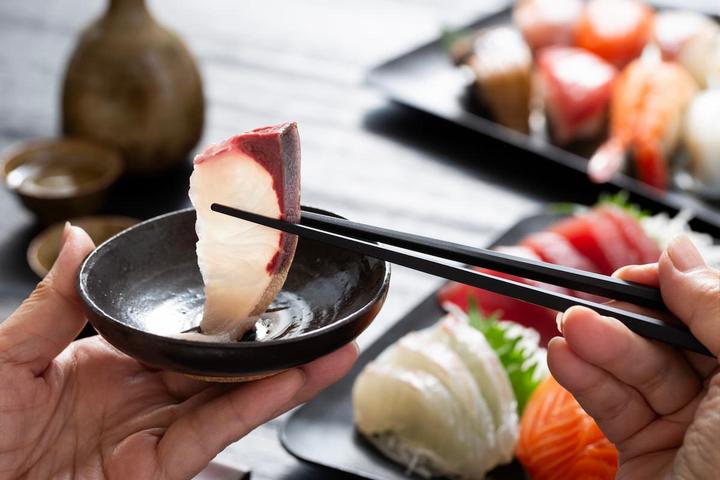 Vì sao người Nhật ăn cá sống mà không sợ nhiễm khuẩn?- Ảnh 1.