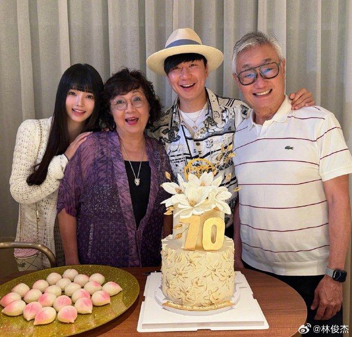 Ca sĩ quốc dân bị ghét nhất showbiz: Lừa dối fan vì người tình kém 21 tuổi, sân khấu phản cảm hết chỗ nói- Ảnh 5.