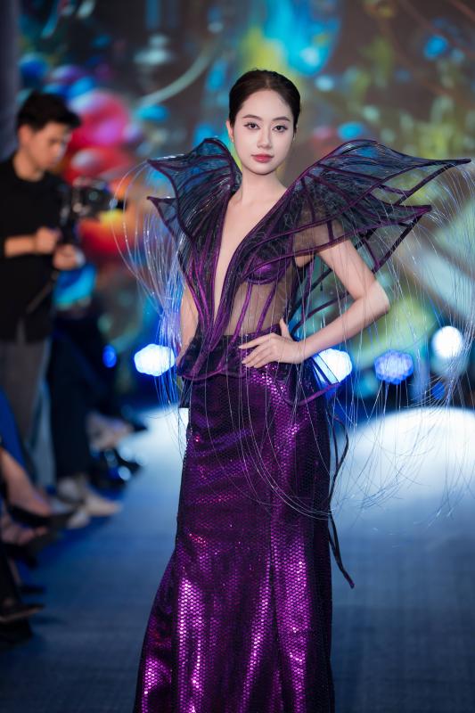 Dụi mắt không nhận ra Văn Toàn, rời sân cỏ là "lên đồ" cực bảnh, chiếm trọn spotlight tại sự kiện thời trang- Ảnh 3.