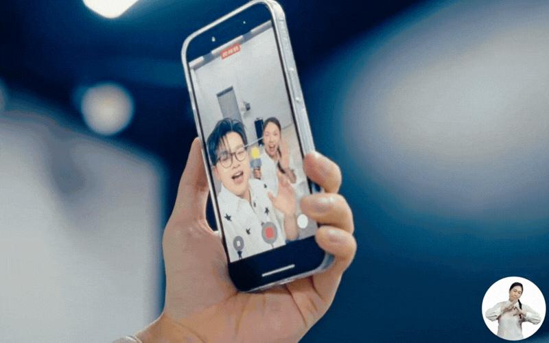 “Vợ quốc dân” Vbiz vỗ tay cho một Việt Nam “chân cứng đá mềm”: Loạt khoảnh khắc khó kìm nước mắt, không ai bị bỏ lại phía sau- Ảnh 1.