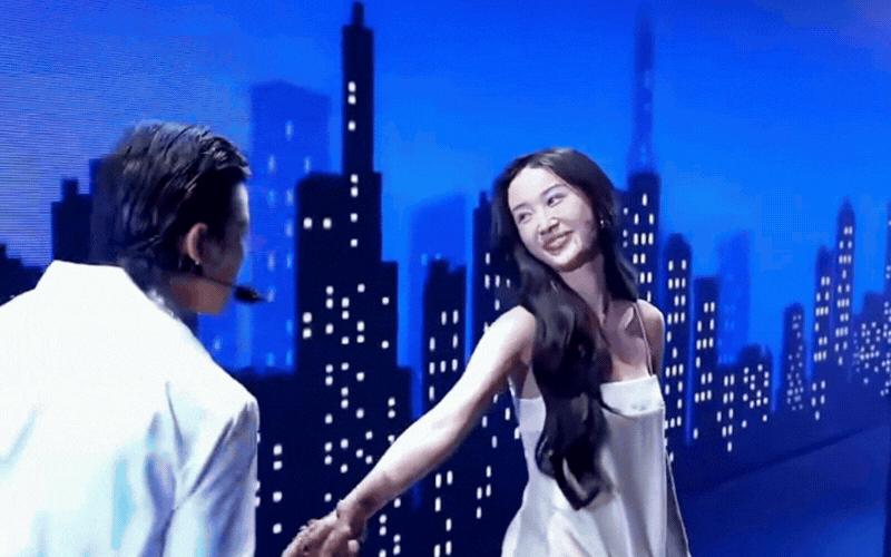 Không thể rời mắt trước màn kết hợp này: Mỹ nhân quyến rũ nhất Việt Nam khiến “kho báu” thêm phần ngọt ngào, tuyệt đối điện ảnh- Ảnh 4.