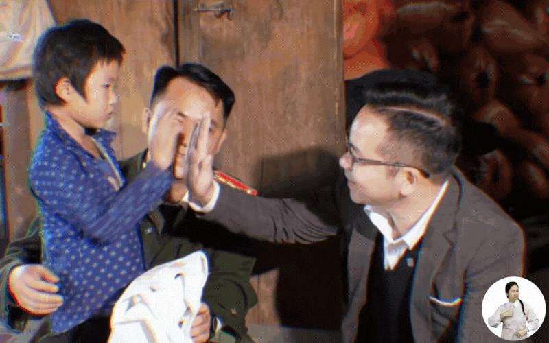 “Vợ quốc dân” Vbiz vỗ tay cho một Việt Nam “chân cứng đá mềm”: Loạt khoảnh khắc khó kìm nước mắt, không ai bị bỏ lại phía sau- Ảnh 2.