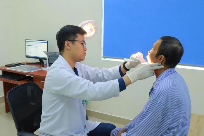 Xạ trị chữa ung thư tại tuyến tỉnh, bước tiến giúp người bệnh bớt nhọc nhằn - Ảnh 2.