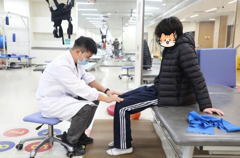 Nam sinh lớp 10 bỗng liệt nửa người vì thói quen ngồi "vạn người mê", bác sĩ cảnh báo: Có thể gây tàn tật suốt đời- Ảnh 1.