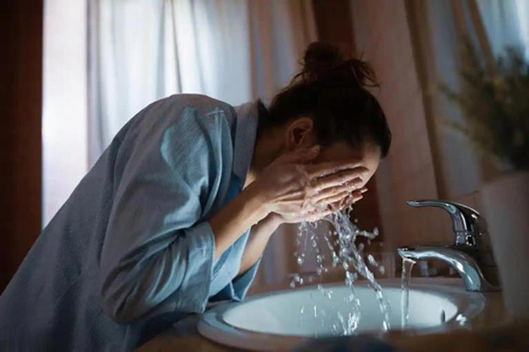Người thường xuyên rửa mặt bằng nước lạnh buổi sáng, sau 3 tháng cơ thể âm thầm xuất hiện 6 thay đổi- Ảnh 1.