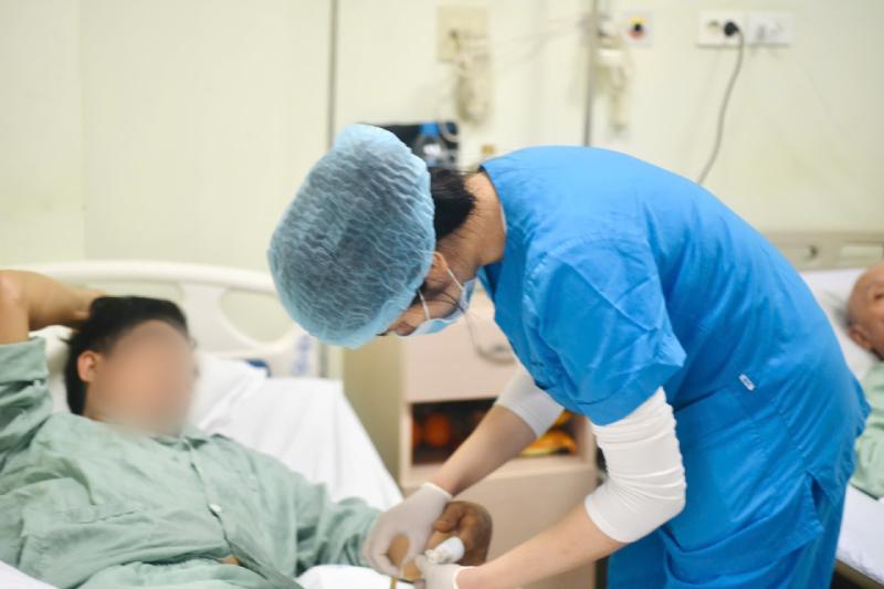 Người đàn ông Hà Nội suýt mất ngón tay vì chặt thịt gà đón Tết- Ảnh 1.