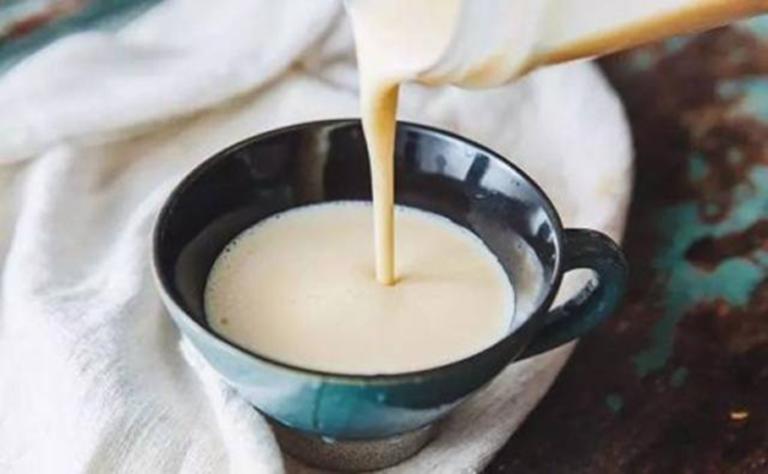 Uống sữa tươi hay sữa chua tốt hơn? Câu trả lời không đơn giản như bạn nghĩ- Ảnh 1.