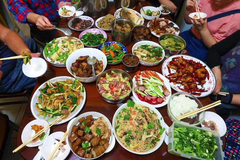 Cảnh báo: 1 thói quen ngày Tết nhà nào cũng làm có thể làm tăng 30% nguy cơ viêm dạ dày ruột- Ảnh 1.