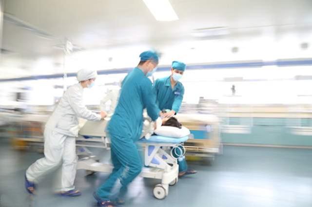 Người đàn ông 40 tuổi tử vong vì nhồi máu cơ tim, bác sĩ cảnh báo: Khát đến đâu ban đêm cũng đừng uống 3 loại nước này- Ảnh 1.