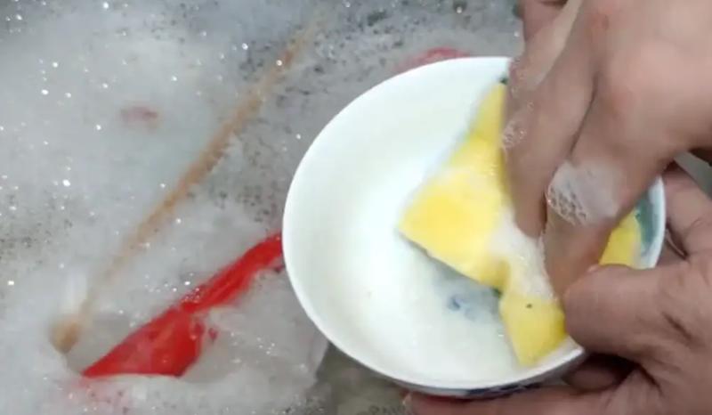 Ngày càng nhiều người mắc ung thư, bác sĩ cảnh báo: Rửa bát theo thói quen này, bạn có đang 